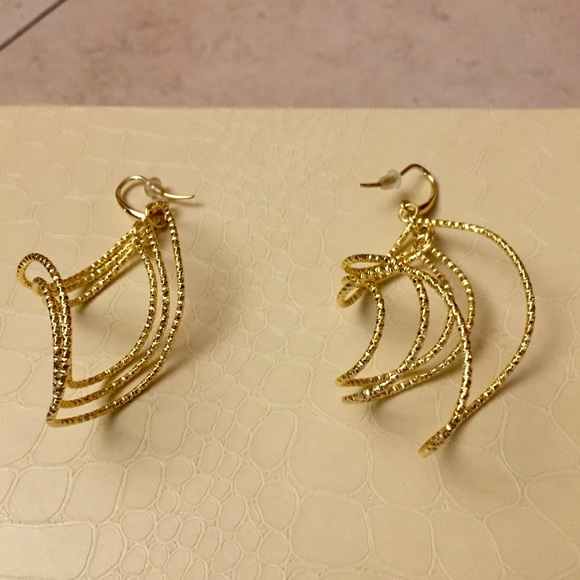🆕 NWT 18K gold plated STATEMENT EARRINGS triple hanging earrings - Picture 3 of 9